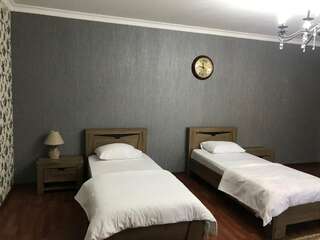 Гостиница Усадьба Махачкала Улучшенный двухместный номер с 2 отдельными кроватями-1